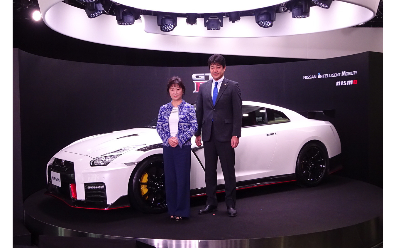 星野専務（左）と田沼常務車両はGT-R NISMO 2020年モデル