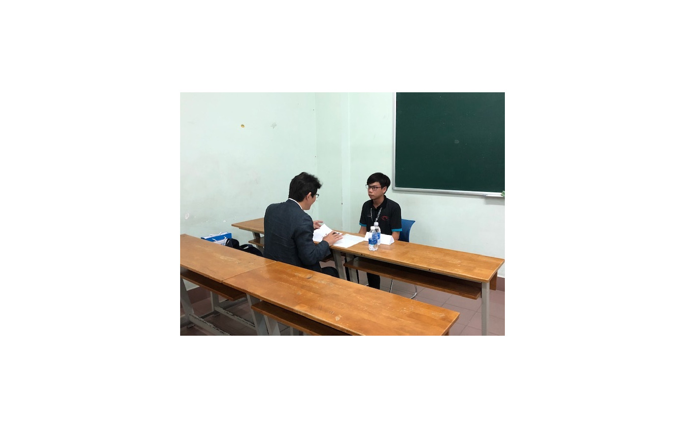 ベトナム人と面接する相本社長(ヴィーテック)