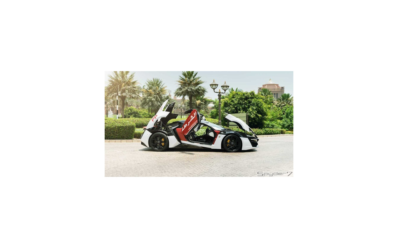 W モータース ライカン ハイパースポーツ ポリスカー