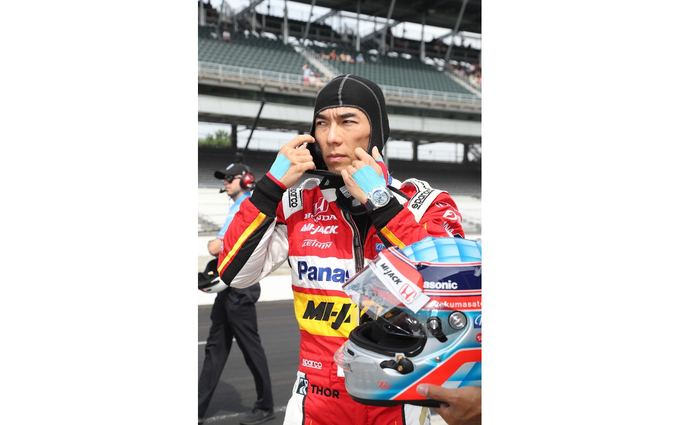 スペシャル・カラーのレーシング・スーツを身に纏う佐藤琢磨。