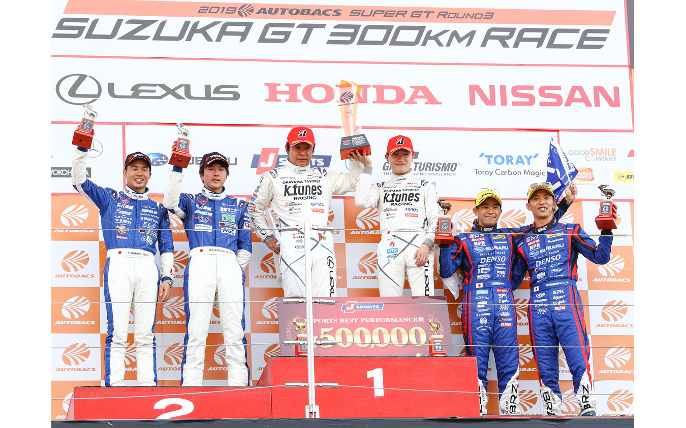 GT300クラスの表彰式(中央左が新田、右が阪口)。