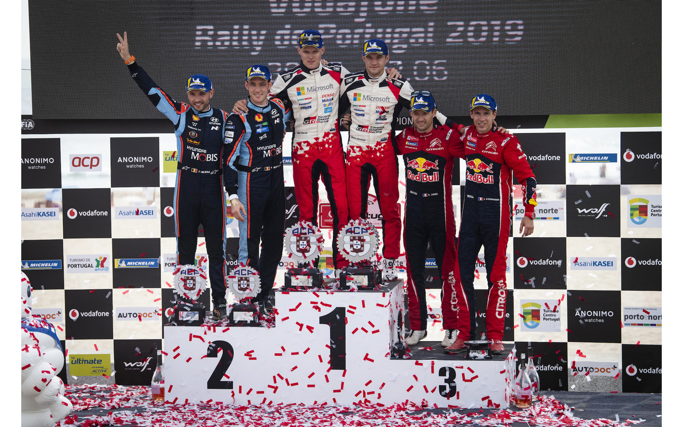 WRCポルトガル戦の表彰式。中央左がタナク、同右がコ・ドライバーのM.ヤルヴェオヤ。