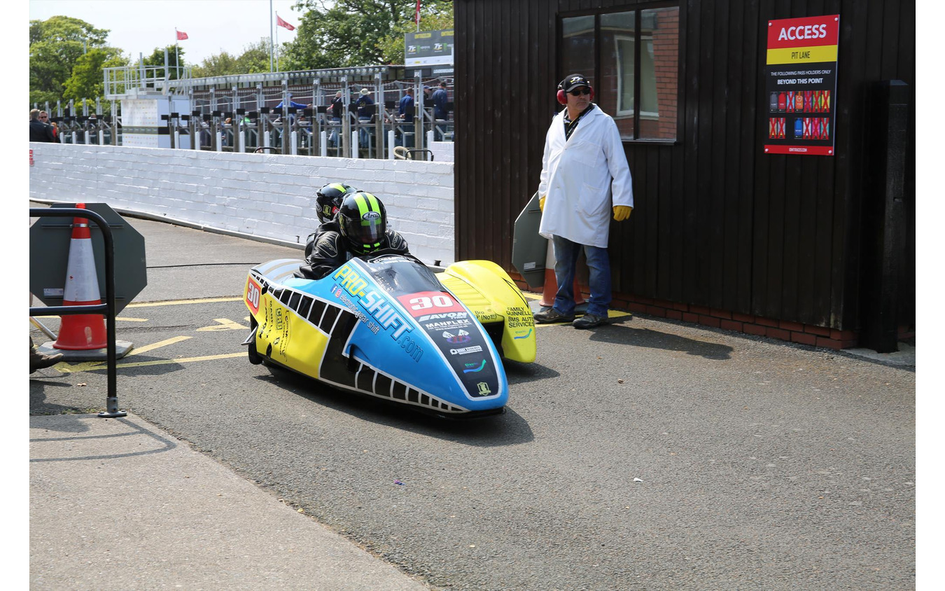 走行を終えパドックに戻るサイドカー(マン島TTレース2019)
