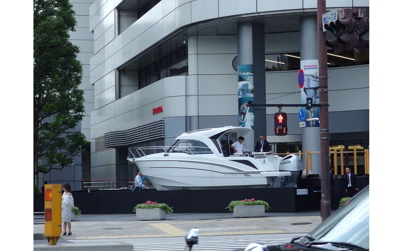 ホンダ船外機を搭載したボートが青山に