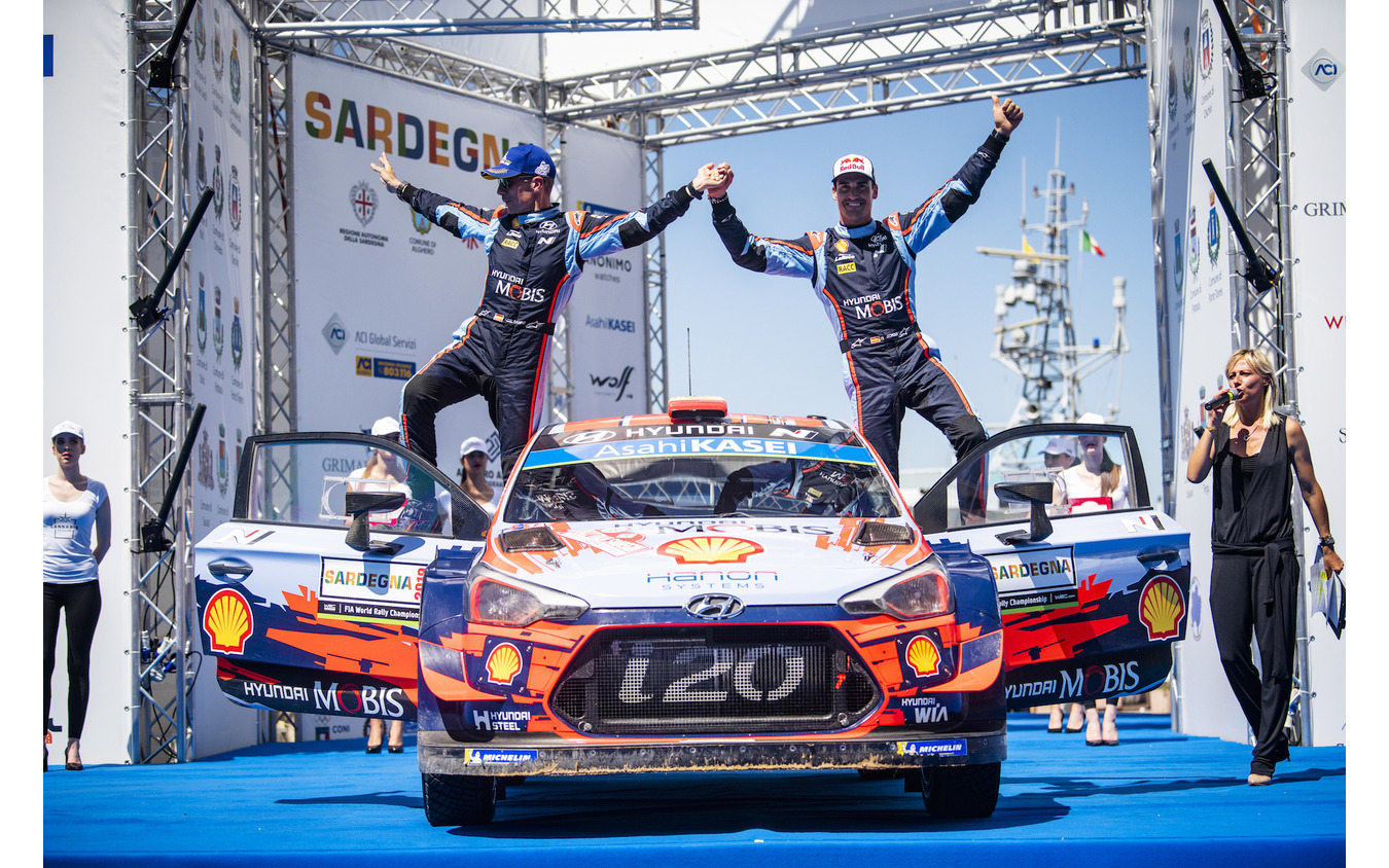 ヒュンダイの#6 ソルド(右)が優勝(左はコ・ドライバーのC.デル・バリオ)。