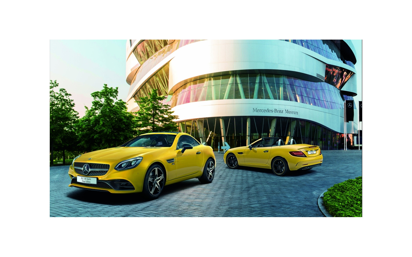 SLC 180スポーツ ファイナルエディション(左)とメルセデスAMG SLC 43 ファイナルエディション(右)