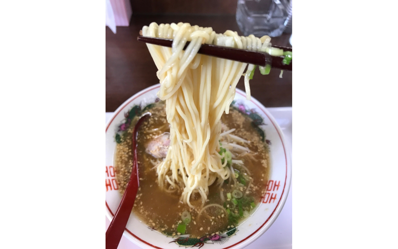 醤油味のとんこつラーメン。臭みもなく、癖もない食べやすい一杯。