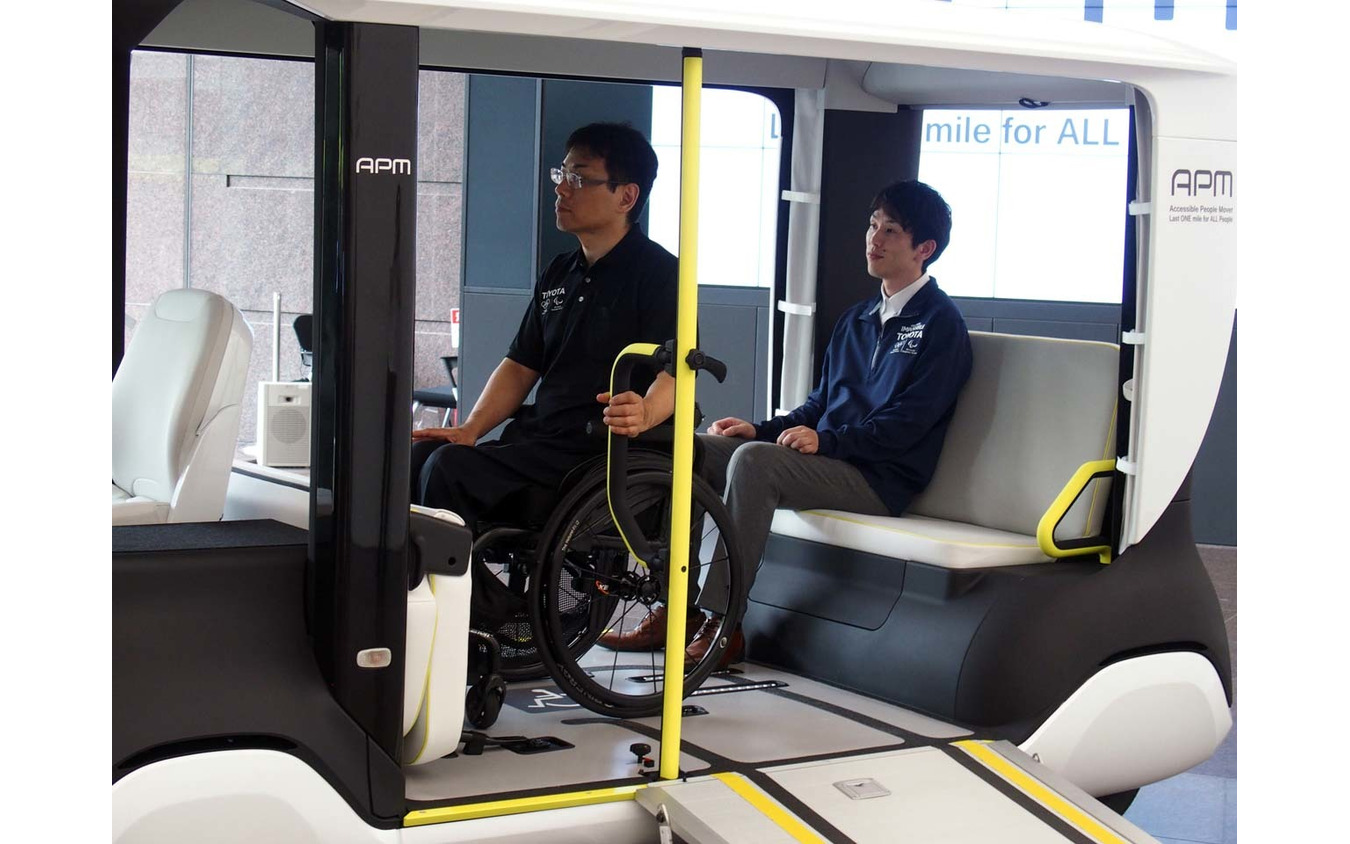 車いす乗車した状態。運用時はは固定用ベルトも使われる