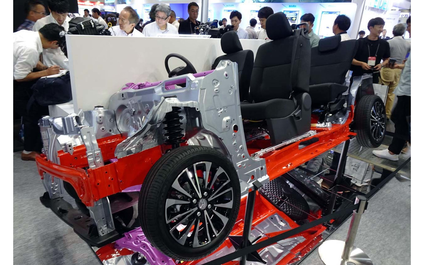 会場内に展示されていた「DNGA」。2025年までに15ボディタイプ／21車種に展開予定