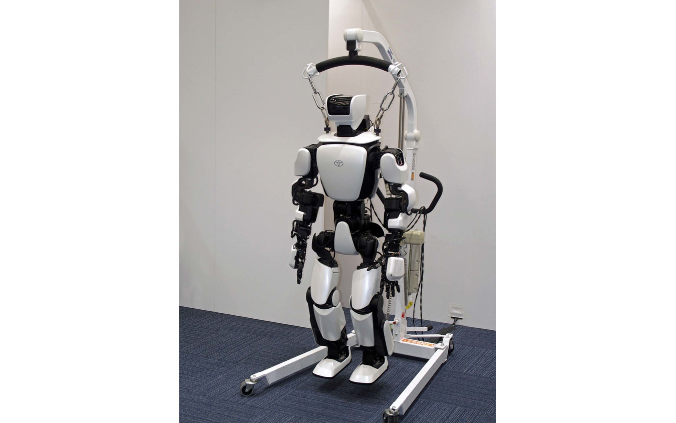 ヒューマノイドロボットの「T-HR3」。倒れることも想定して吊り下げて使われる予定
