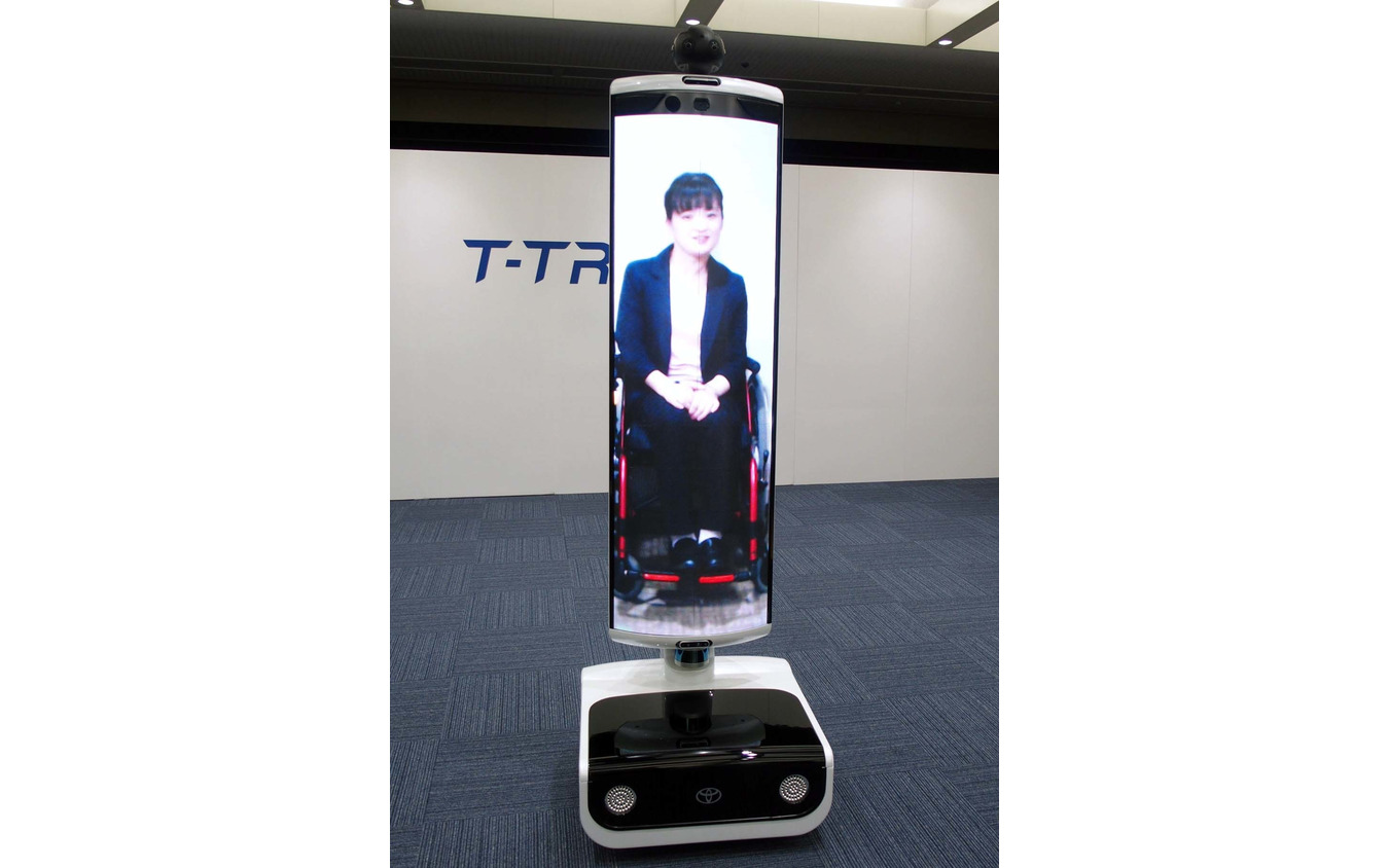 遠隔地間コミュニケーションサポートロボット「T-TR1」。ほぼ等身大のディスプレイが装備される