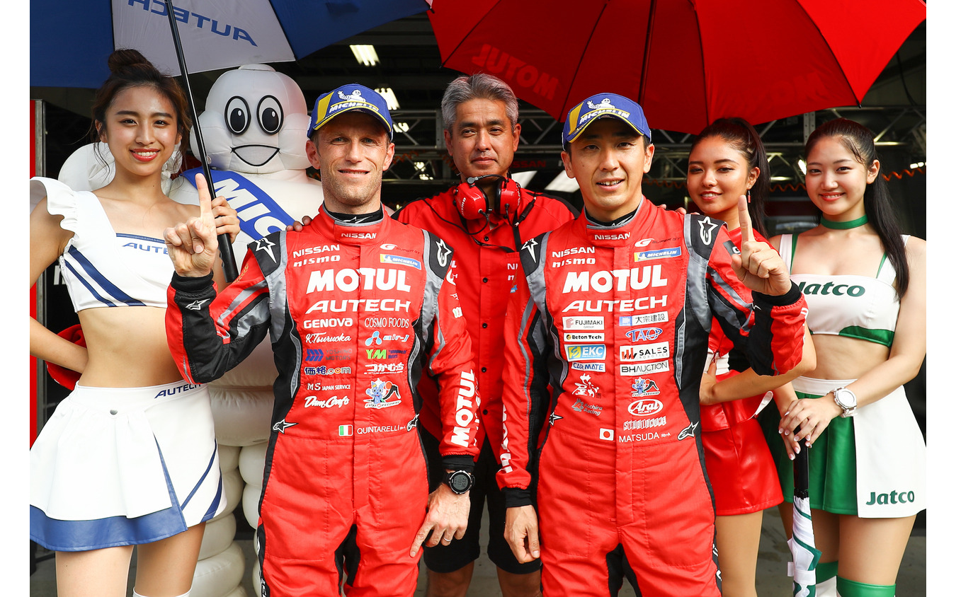 #23 ニスモGT-Rのクインタレッリ(手前左)と松田(同右)は今季3回目のポール。