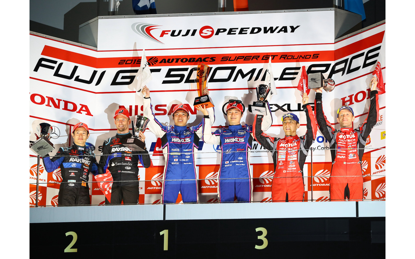 GT500クラスの表彰台(中央左が大嶋、右が山下)。