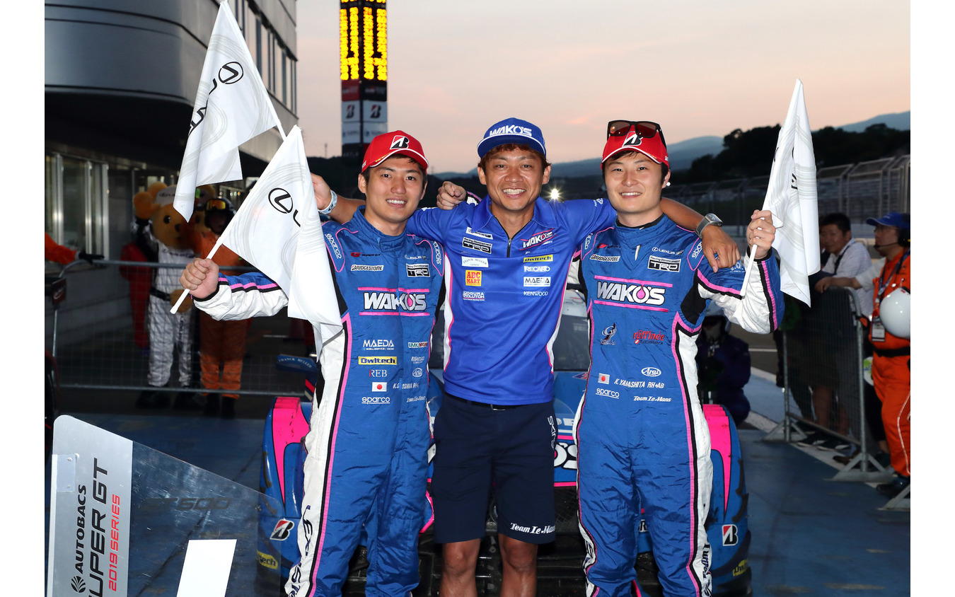 #6 LC500の（左から）大嶋和也、脇阪監督、山下健太。