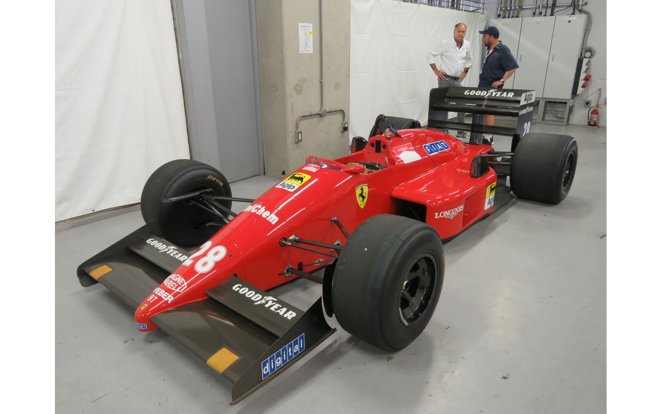 ベルガー氏は今回の富士で、1987年F1日本GPを制した時の愛機「フェラーリF187」と“再会”した。