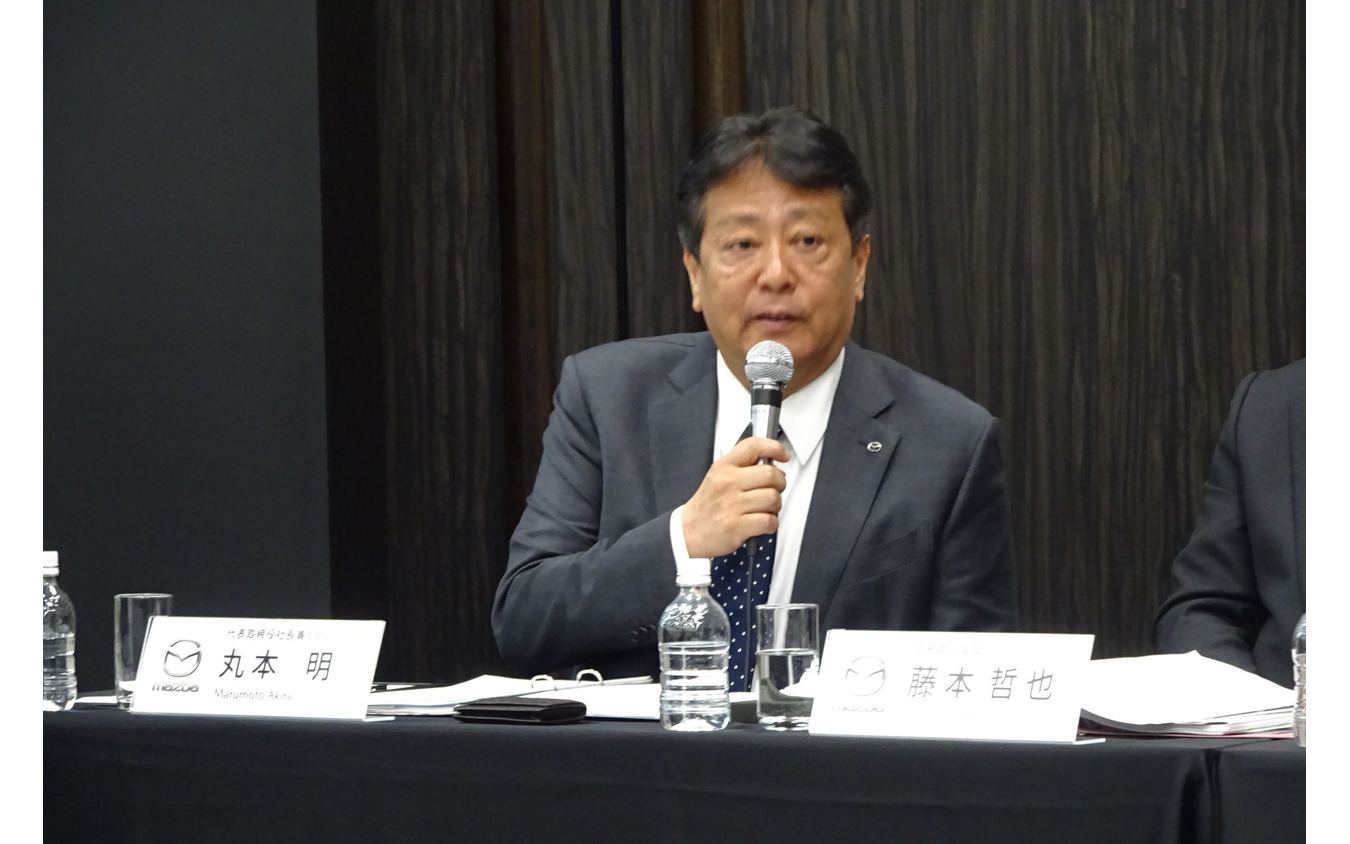 決算を発表するマツダの丸本明社長