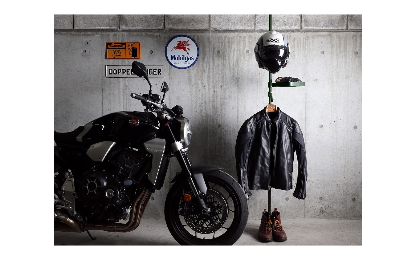 革ジャンやヘルメット、ブーツなどをそのままディスプレイできるバイクギア専用収納ラック
