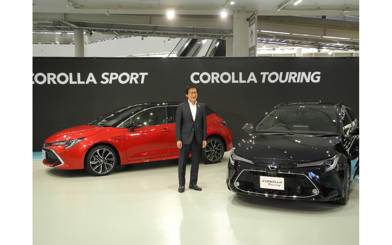 トヨタ自動車の吉田守孝副社長と新型『カローラ』