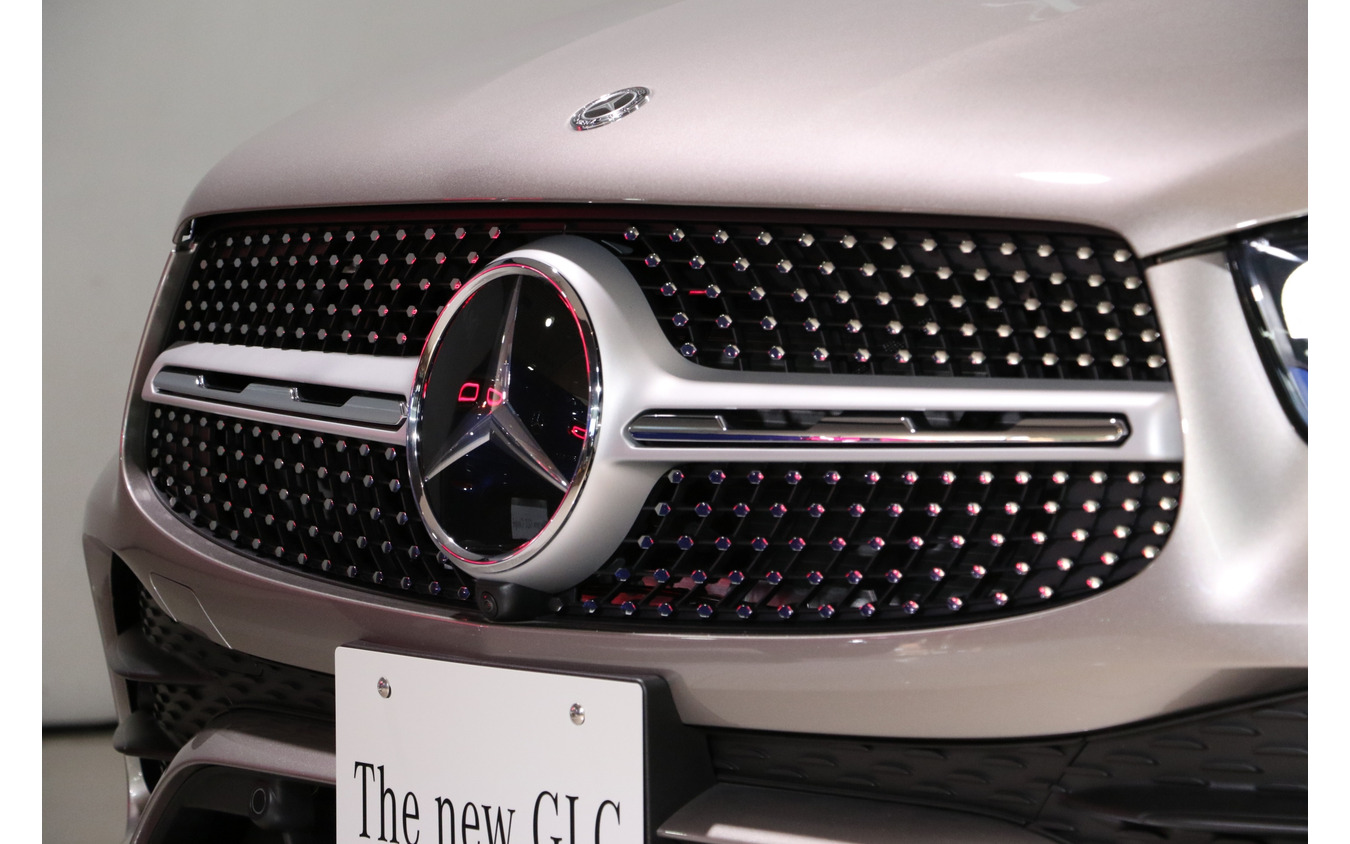メルセデスベンツ GLC 改良新型(GLC 300 4MATIC モハーベシルバー)