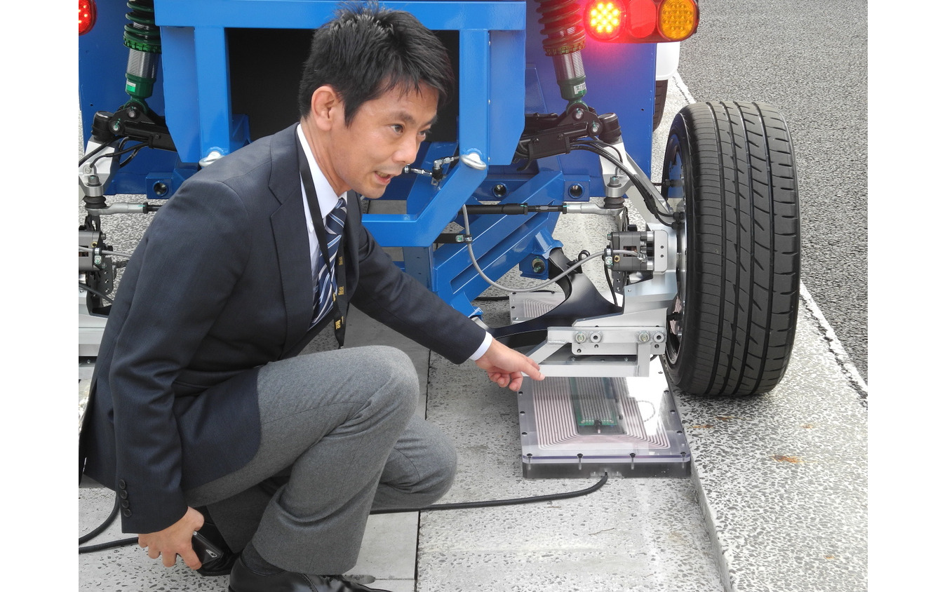 走行中ワイヤレス給電インホイールモーターについて説明する東京大学大学院新領域創成科学研究科の藤本博志准教授