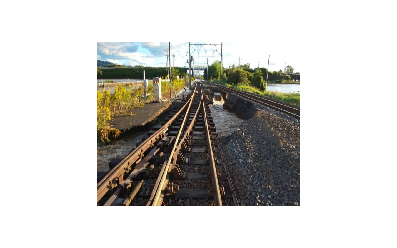線路の砕石が流出した東武鉄道日光線静和~新大平下間。