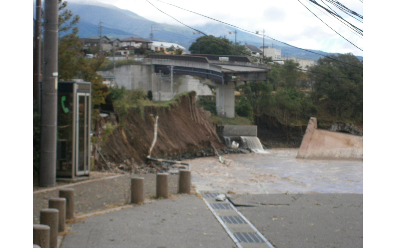 しなの鉄道しなの鉄道線では、東御（とうみ）市内でオーバークロスしている市道田中西海野線（海野バイパス）の橋梁が流出したため、大屋～田中間で運行見合せが続いている。写真は流出現場の様子。