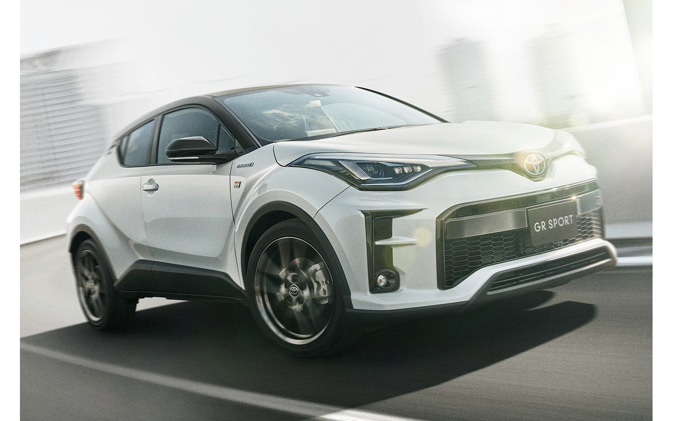 トヨタ C-HR S GRスポーツ（ブラック×ホワイトパールクリスタルシャイン）