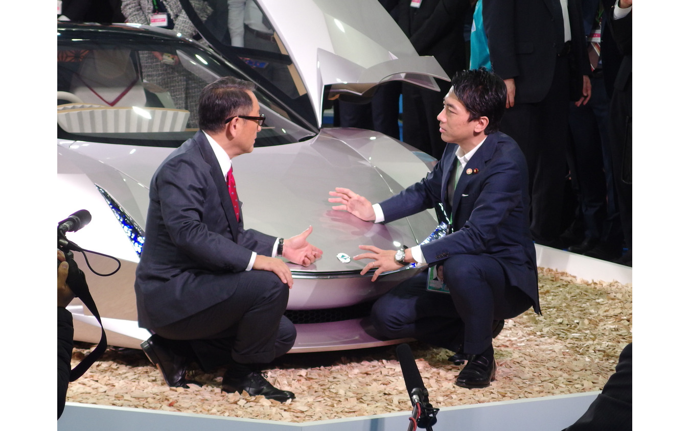 小泉大臣(向かって右)と豊田社長
