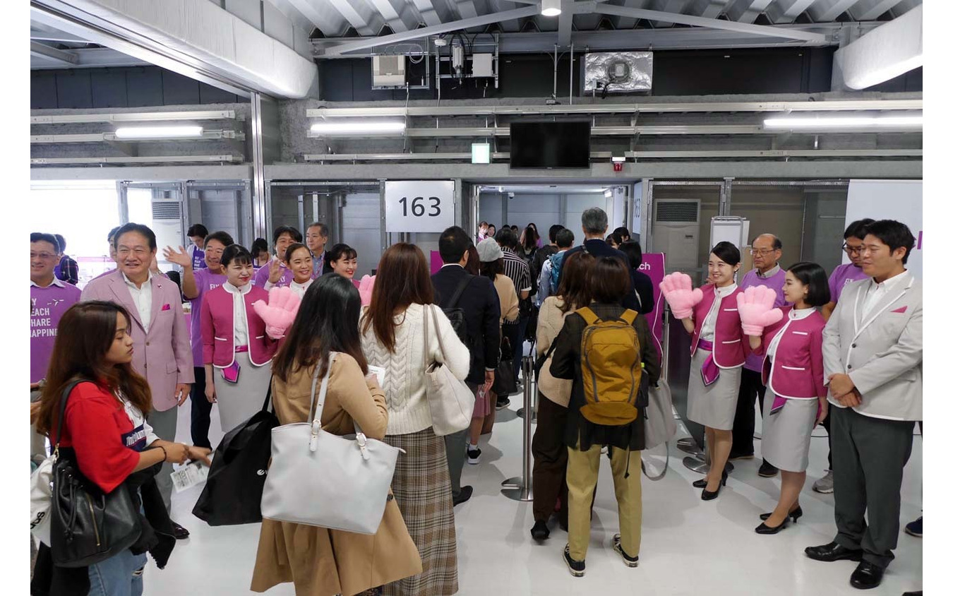 成田空港第3ターミナルの第1便は、大阪(関西空港)へ向け163番ゲートから飛び立った