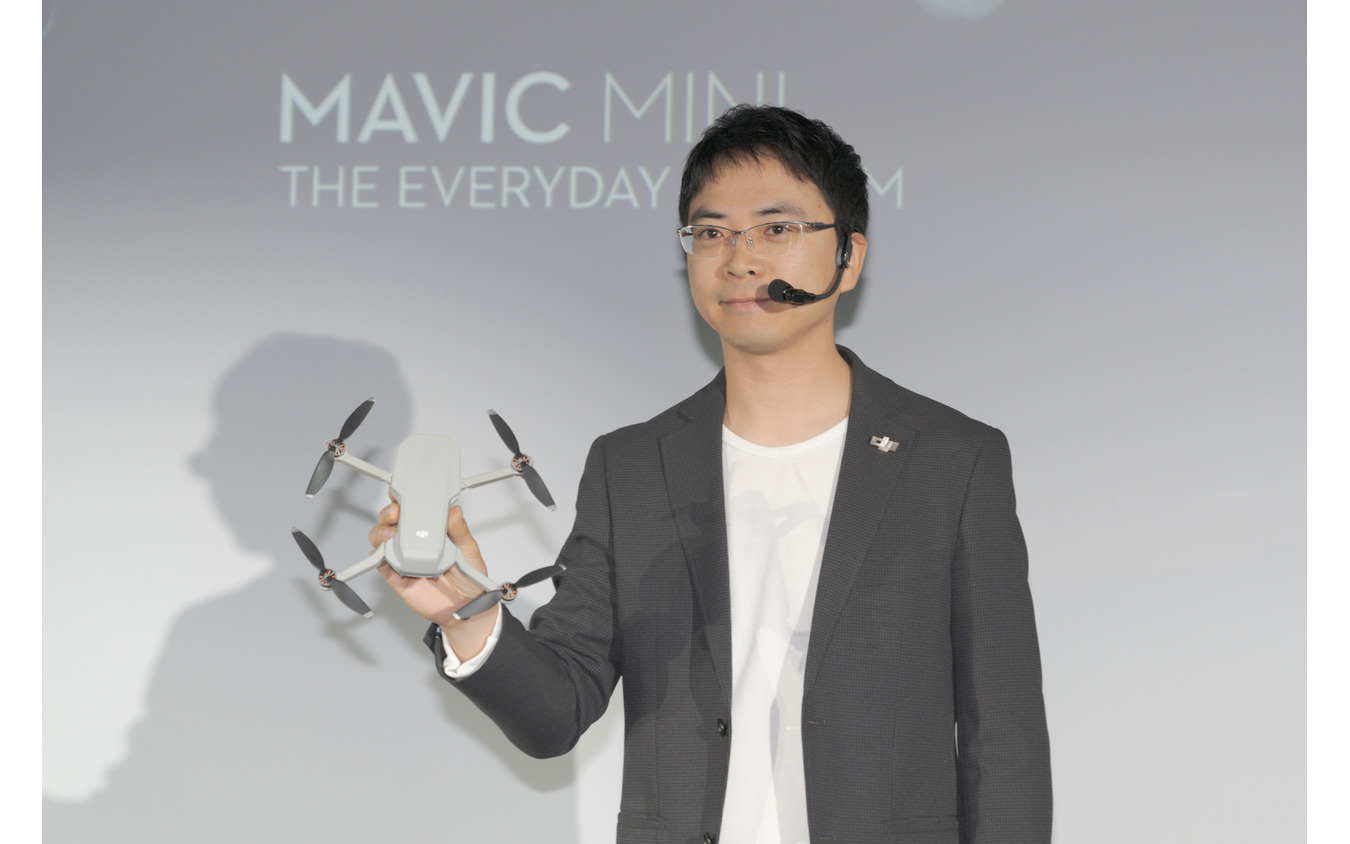 代表取締役の呉韜（ご・とう）氏が、Mavic Miniを持って説明を行った。
