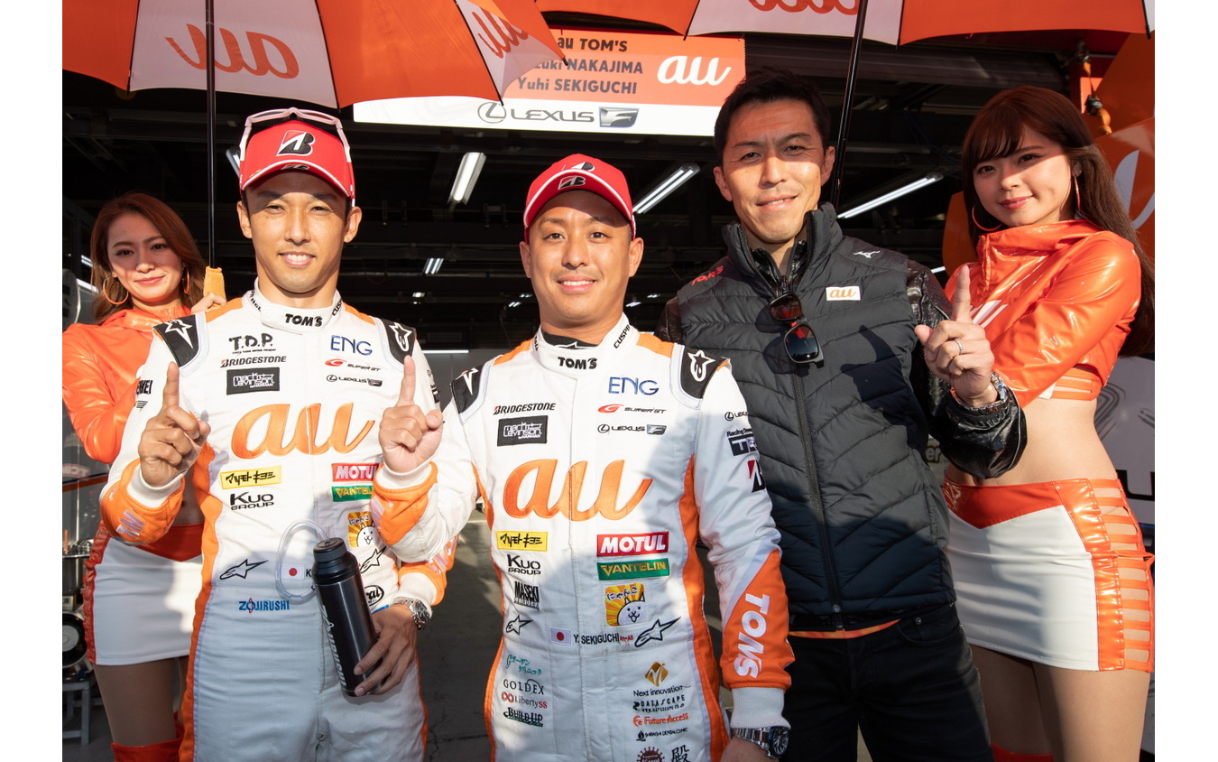 GT500ポール獲得の中嶋(左)と関口(中央)。