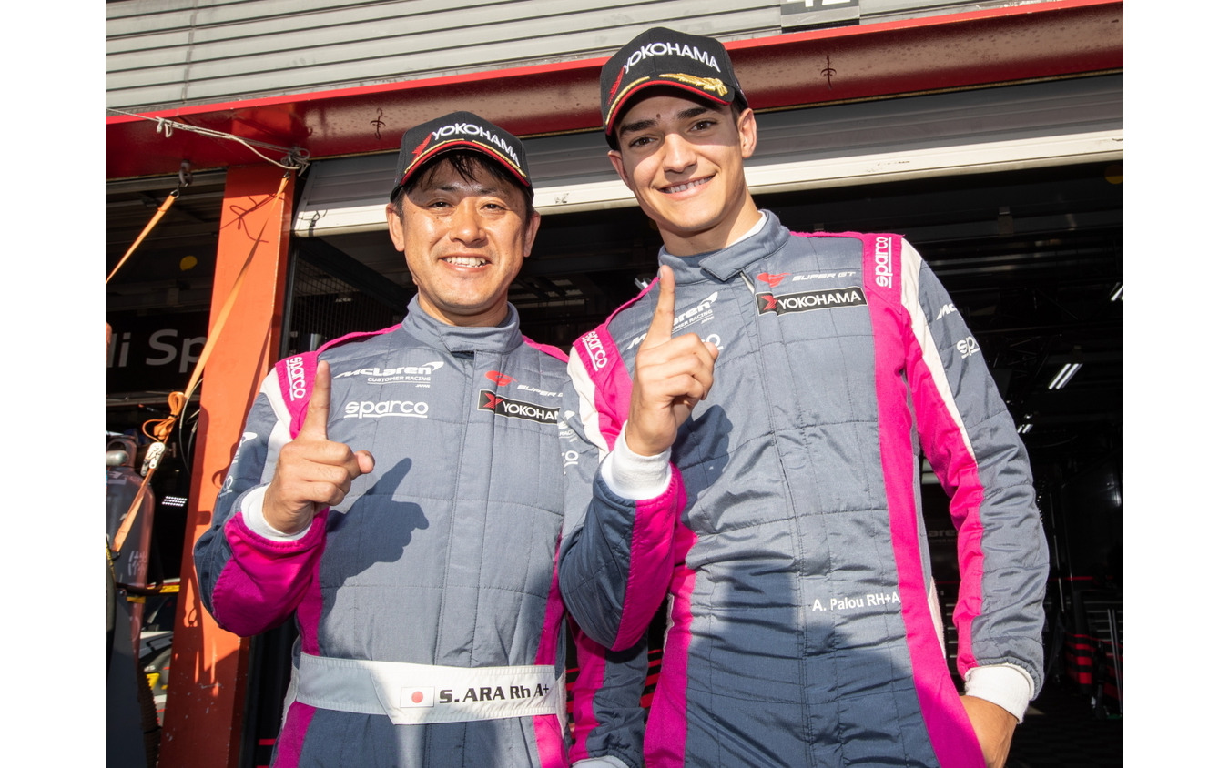 GT300ポール獲得の荒(左)とパロウ(右)。