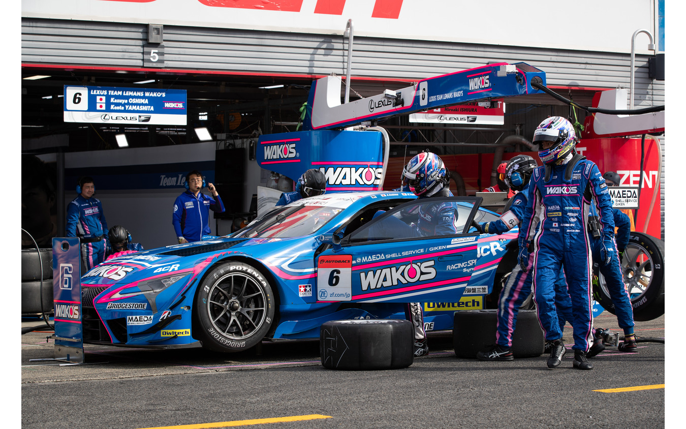 ドライバーズチャンピオンを獲得する#6 LC500(決勝2位)。