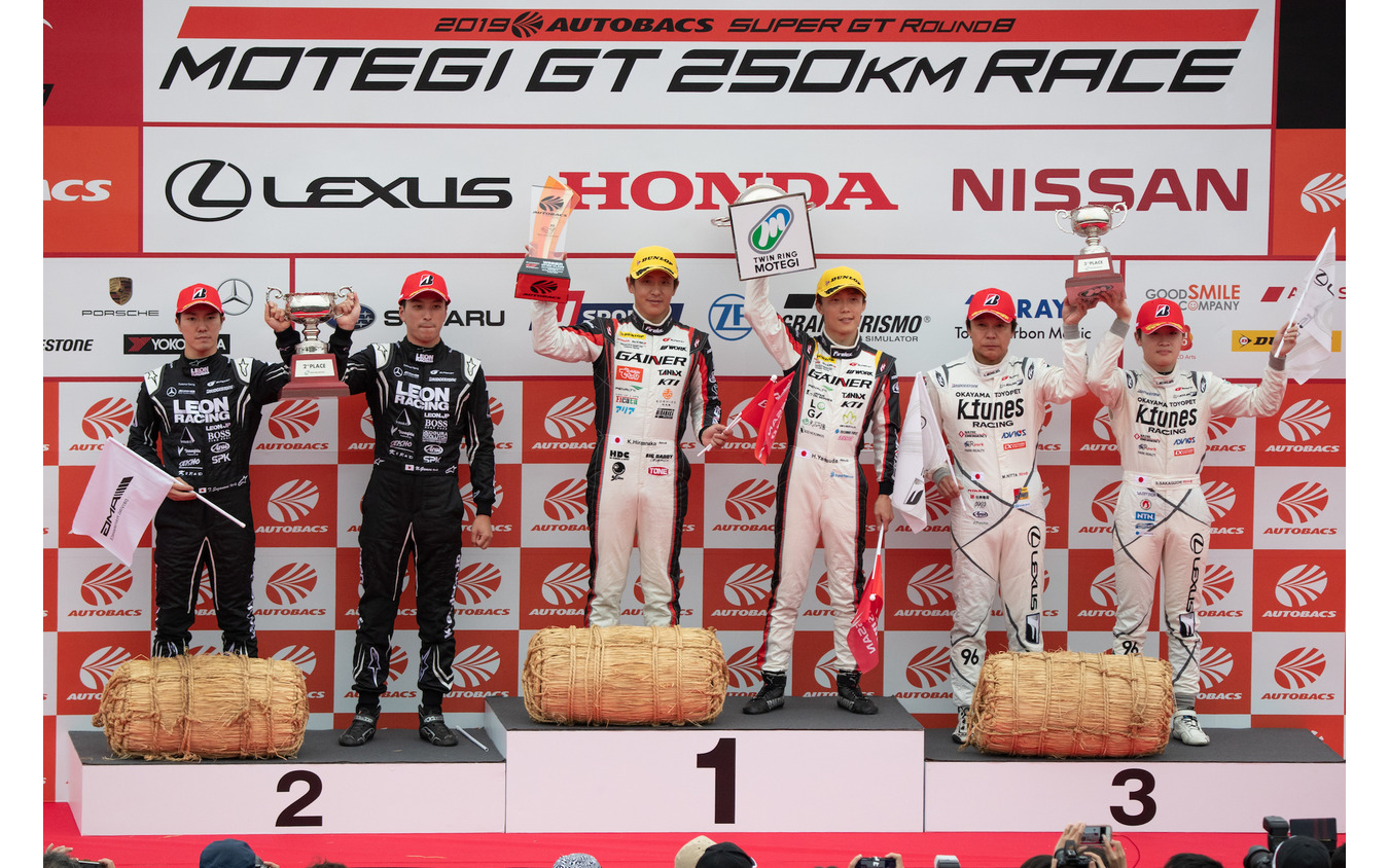 GT300クラス最終戦の表彰式。左から2位の菅波、蒲生、優勝の平中、安田、3位の新田、阪口。