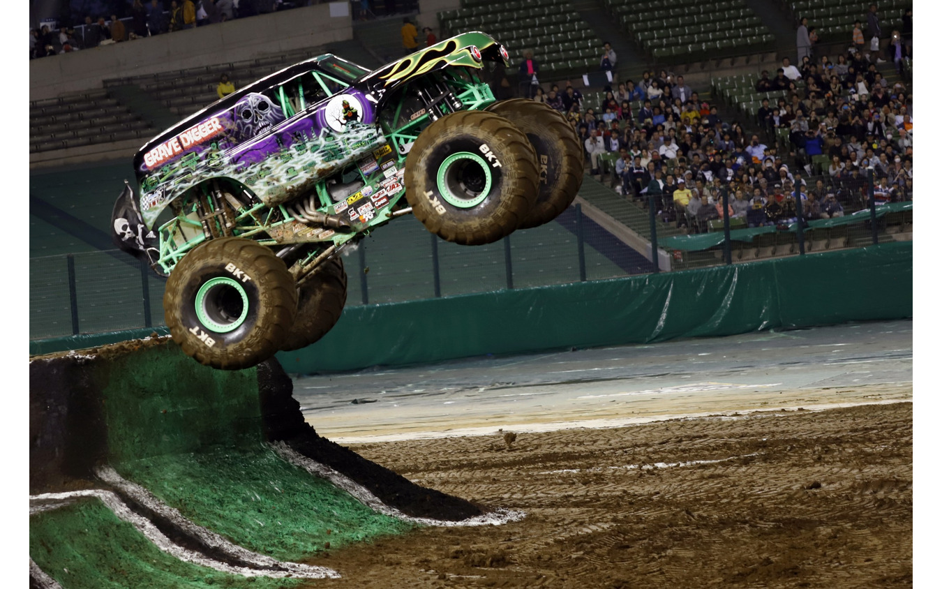 重さ5トン 1500馬力のモンスター級トラックが宙を舞う Monster Jam 19 In Japan レスポンス Response Jp 重さ5トン 1500馬力のモンスター級トラックが宙を舞う Monster Jam 19 In Japan レスポンス Response Jp