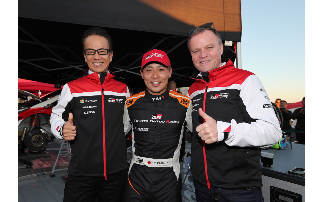 左からトヨタ首脳の友山氏、勝田、トミ・マキネン。