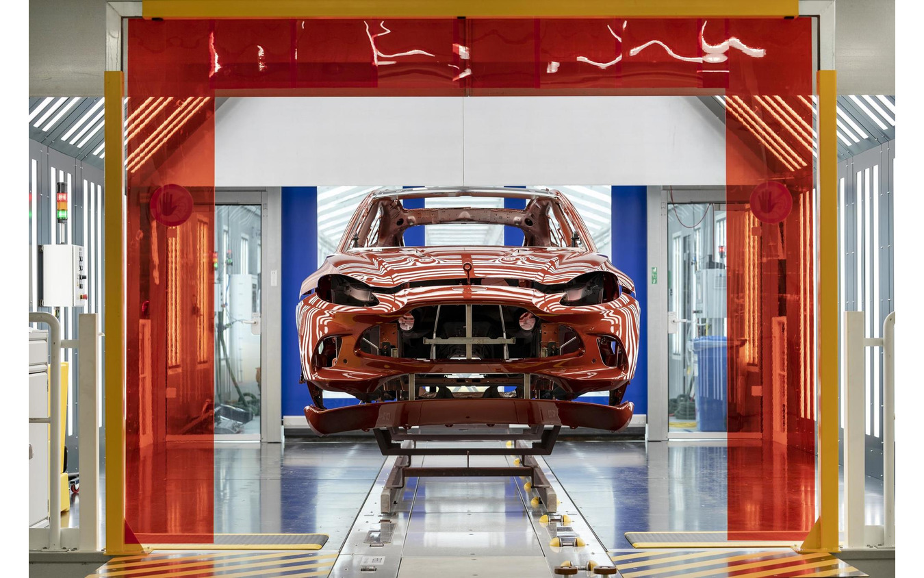 アストンマーティン DBX を生産する英国新工場