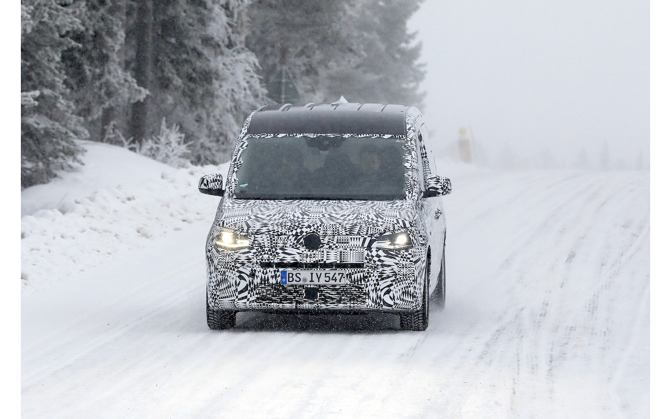 VW キャディ 次期型（スクープ写真）