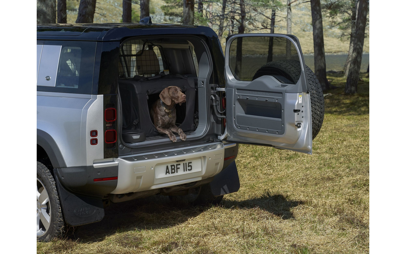 ランドローバー・ディフェンダー 新型と荷室の犬