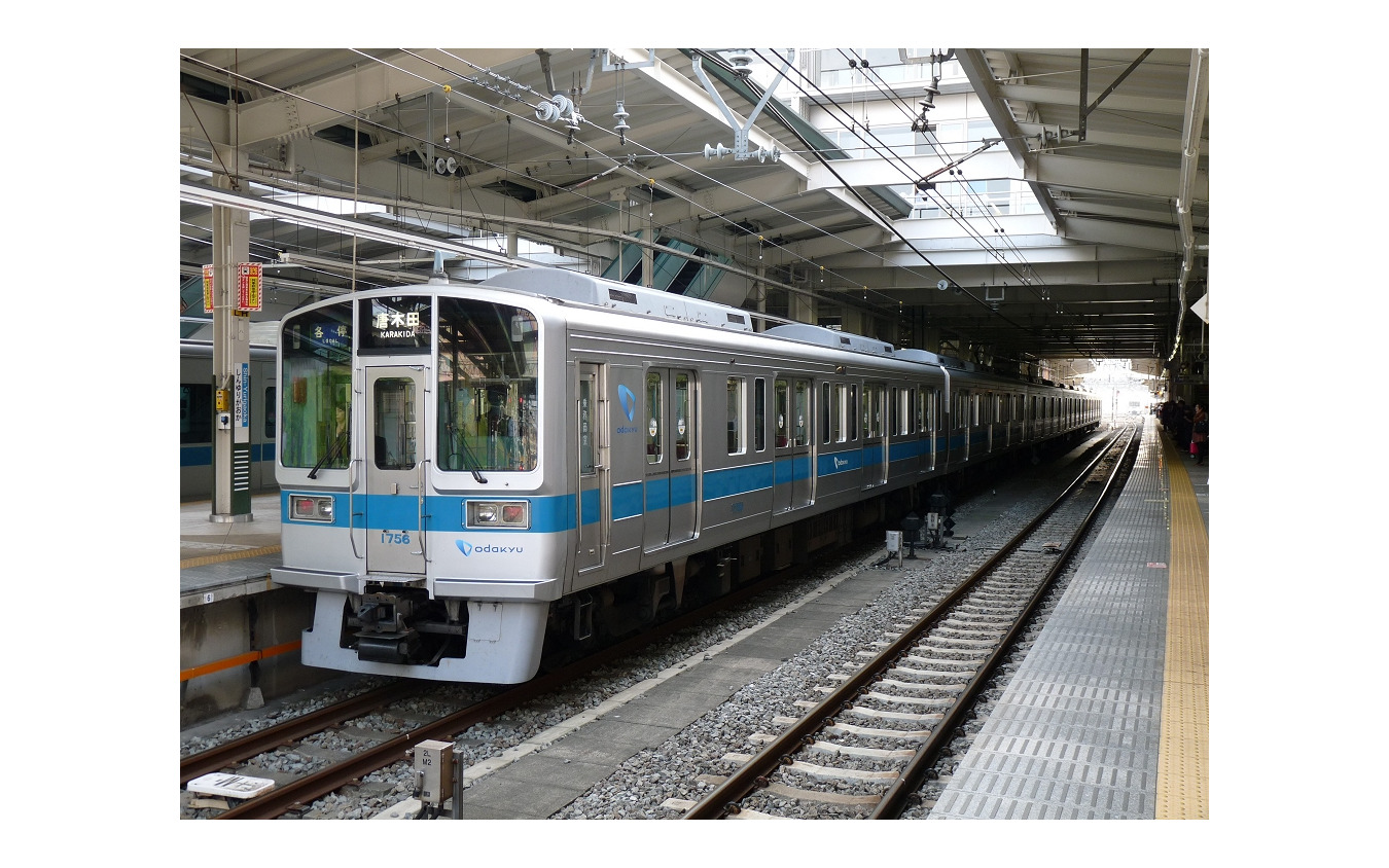 新百合ヶ丘駅に停車する多摩線の列車。同線では新宿発の下り急行が平日深夜に各駅停車となる。また新百合ヶ丘駅では平日の18時台から実施している小田原線列車の多摩線ホーム発着（いわゆる3線運用）を現在より30分繰り上げて開始する。