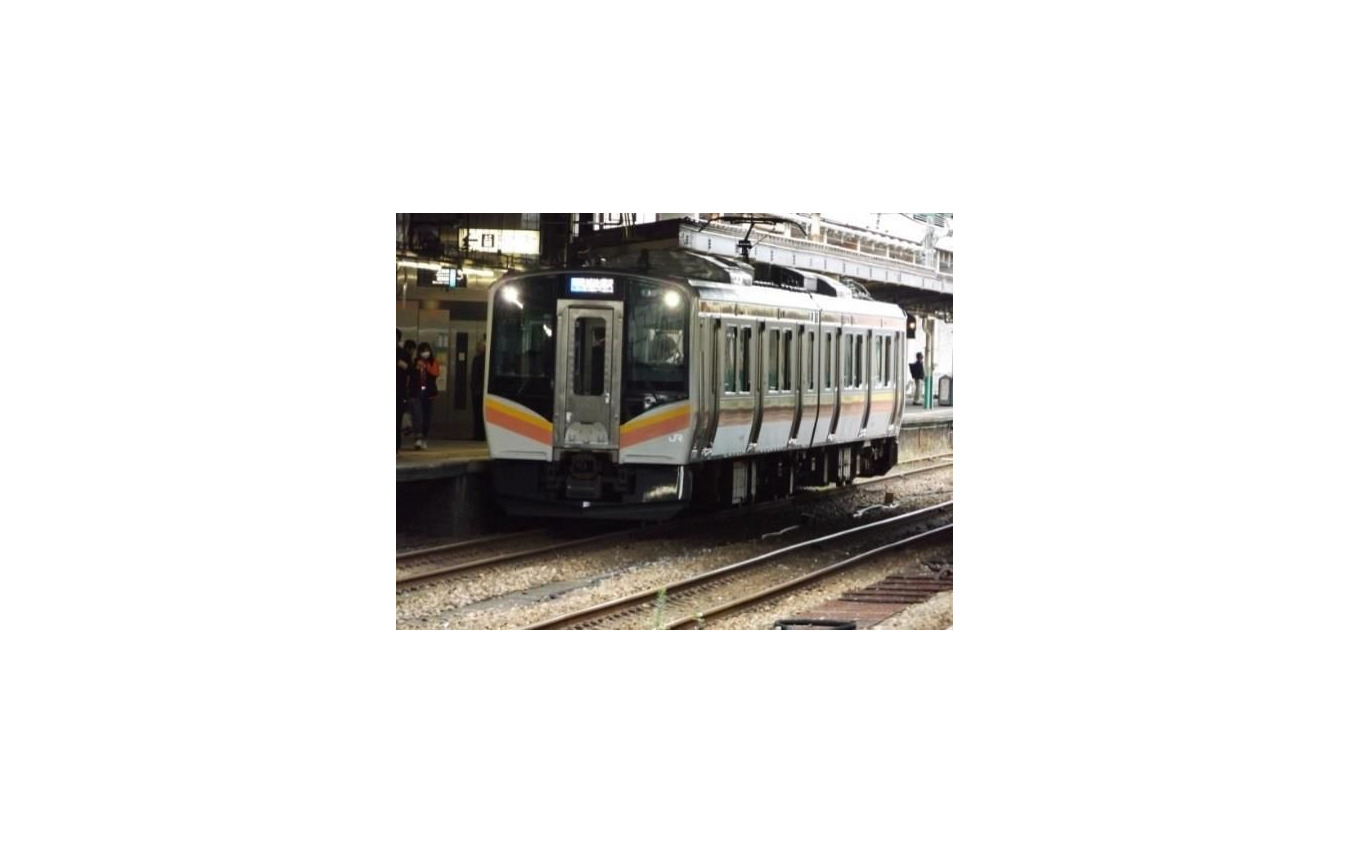「sustina」とは、総合車両製作所の前身である東急車輌製造と東京急行電鉄が共同で開発したオールステンレス製車両のブランドで、写真のJR東日本E129系電車にも導入されている。しなの鉄道のSR1系は、写真のE129系をイメージしている。