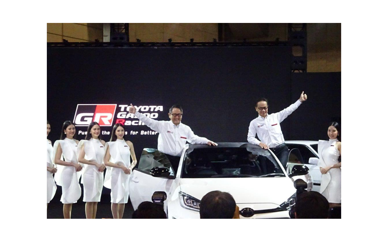 GRヤリスを発表する豊田社長(左)とGAZOO Racing カンパニーの友山プレジデント(右)