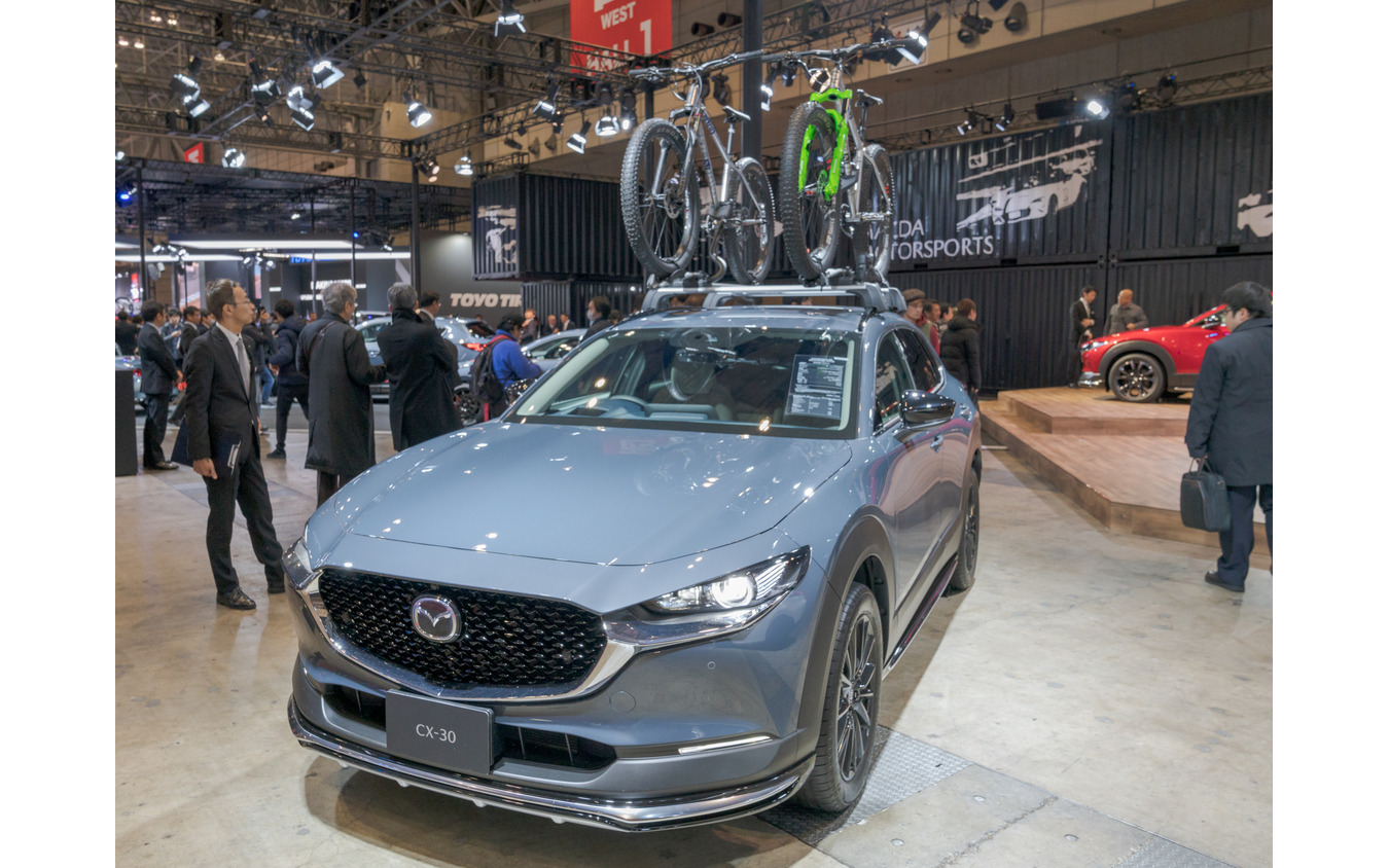 キャリアにはマウンテンバイクが積載されていた。(東京オートサロン2020)