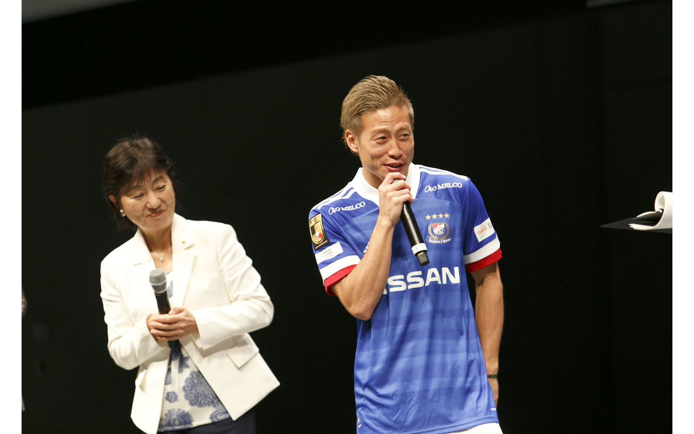 横浜F・マリノス仲川輝人選手（右）、日産自動車副社長 星野朝子氏（左）