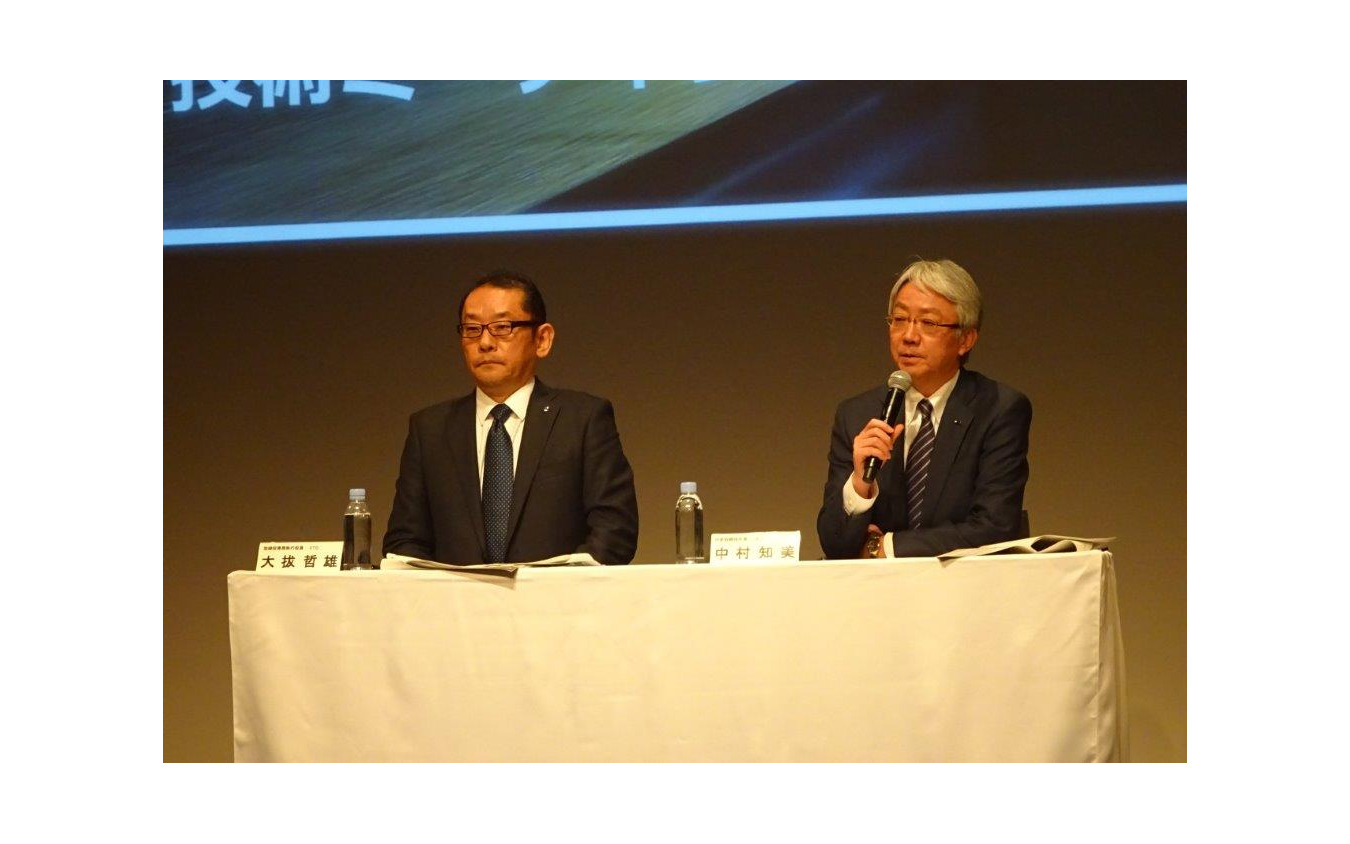 会見するスバルの中村社長(右)と大拔専務
