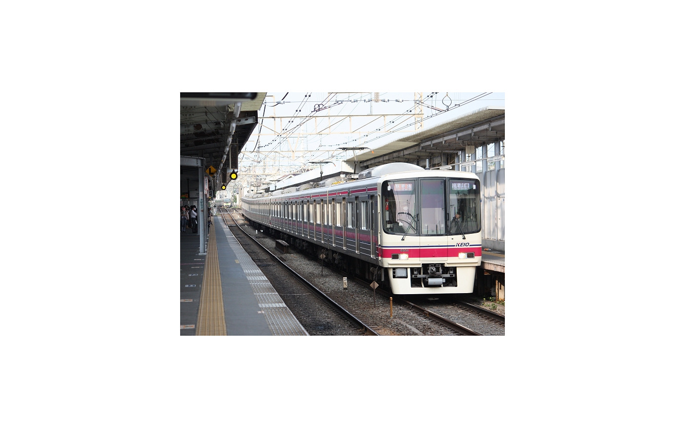 平日新宿発23時台の下り特急、準特急はおよそ15分間隔に。