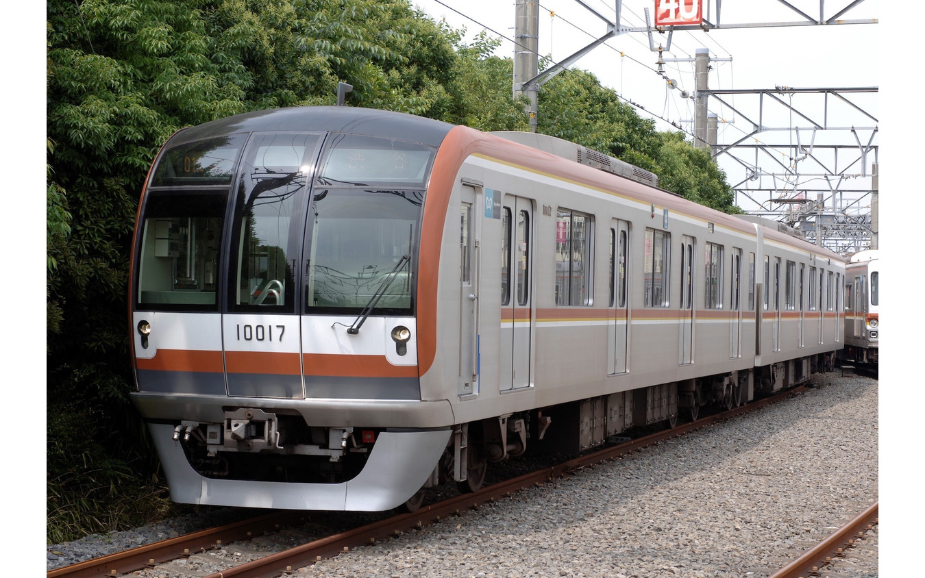 東京メトロ有楽町線・副都心線でも西武の改正に合わせて増発などのダイヤ改正を実施。写真は同線の主力車両10000系。
