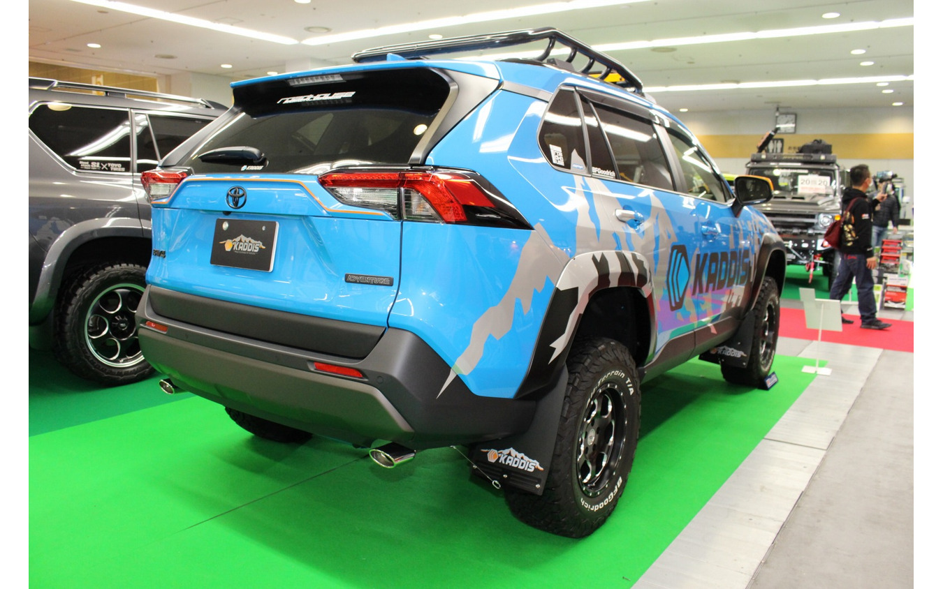ロードハウスのデモカーとして登場したカディス エクストリームRAV4。オーバーフェンダーやルーフレールラックを備え、5インチアップのフォルムを備えたオフ志向の一台。