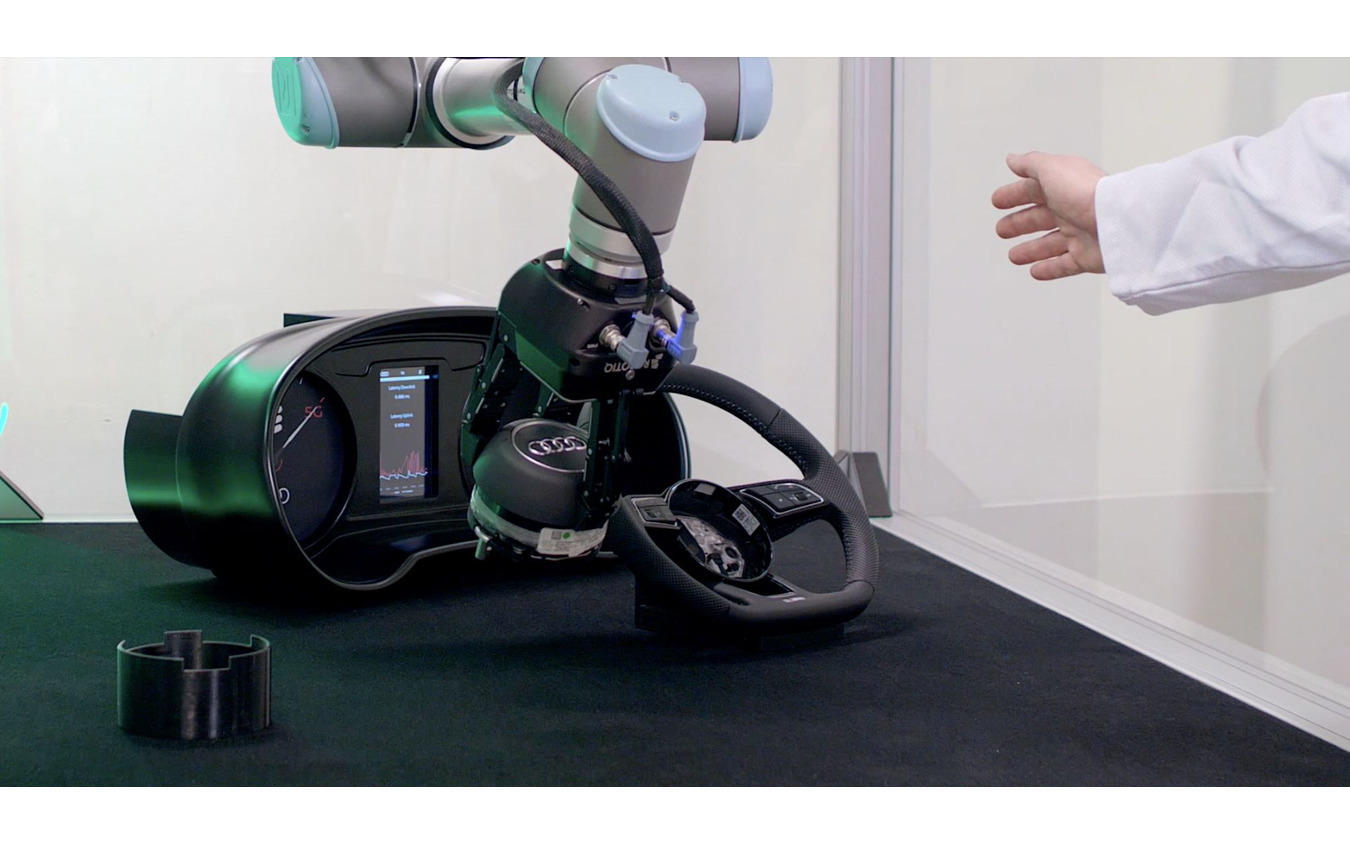5G通信で動くロボットがエアバッグモジュールをアウディ車のステアリングホイールに取り付け