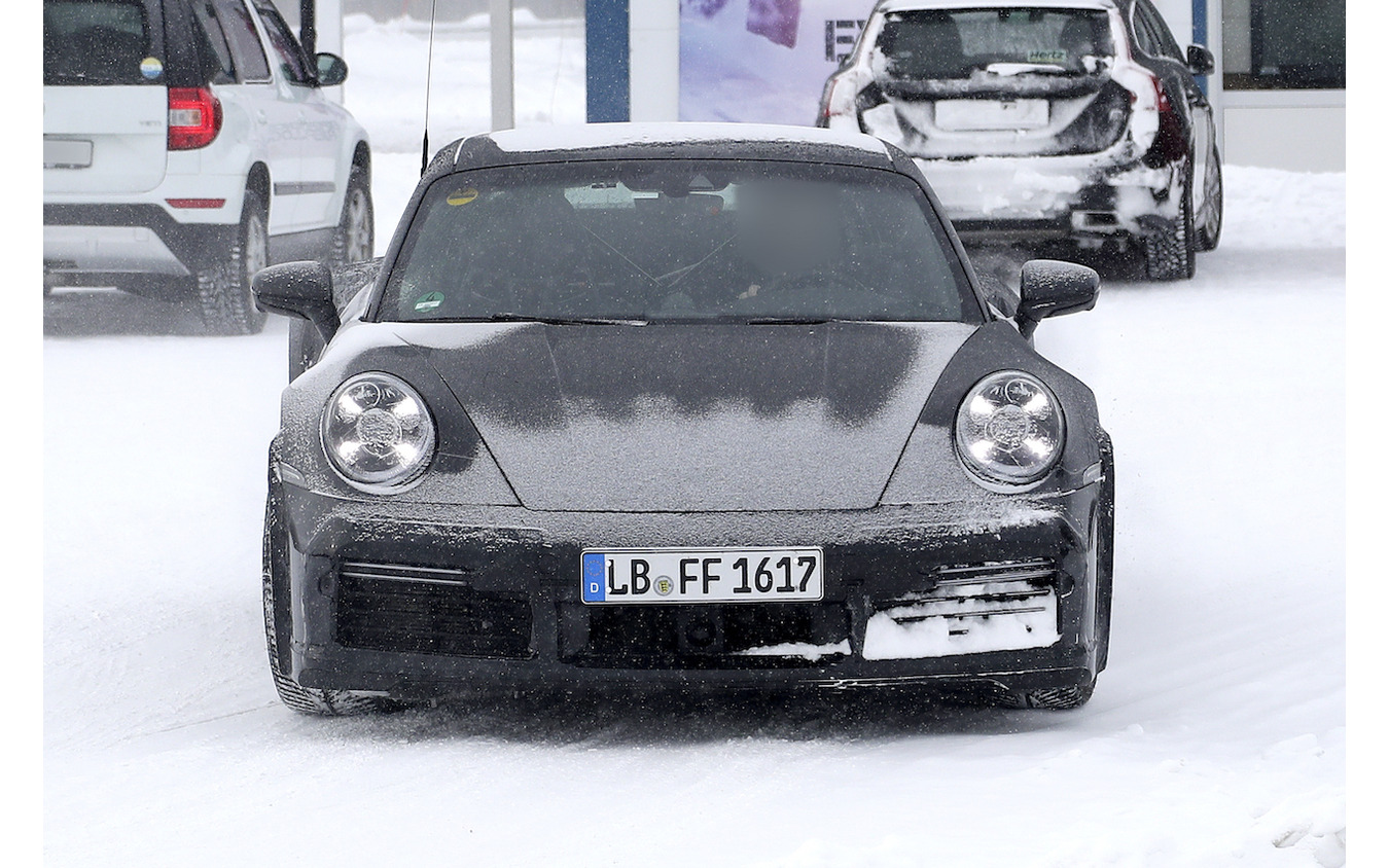 ダックテールを装着したポルシェ 911ターボS プロトタイプ（スクープ写真）